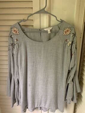 LC Lauren Conrad Heather Gray Embroidered Floral Long Sleeve Top